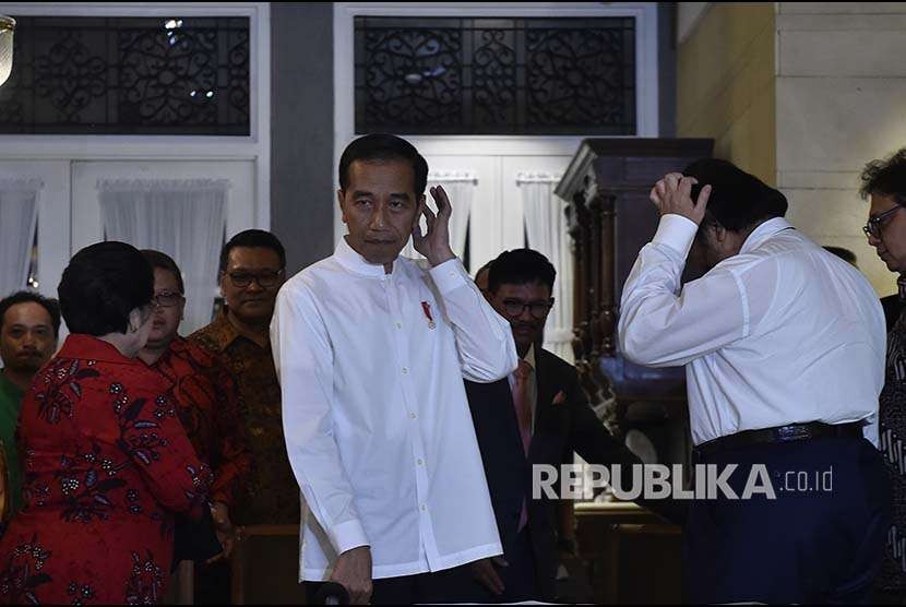 Joko Widodo (tengah) meninggalkan ruangan seusai mengumumkan calon wakil presiden pendampingnya dalam Pilpres 2019, di Jakarta, Kamis (9/8).