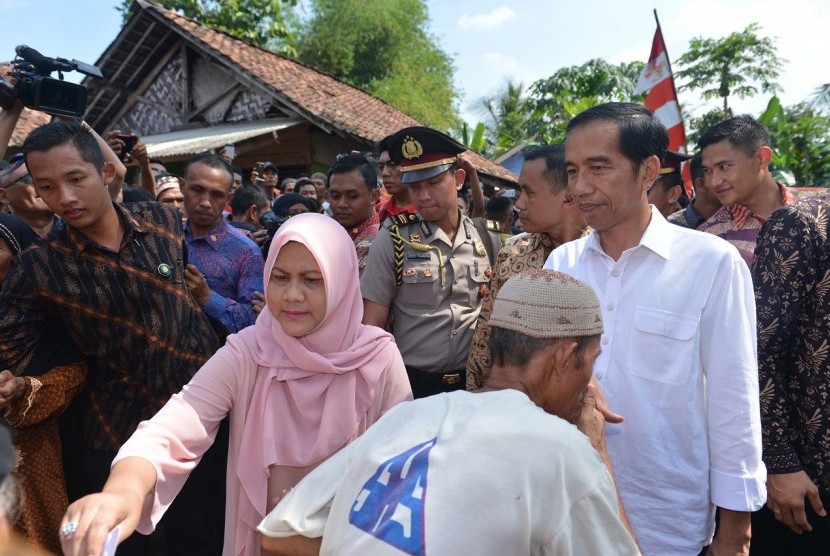 Jokowi bagikan sembako pada warga