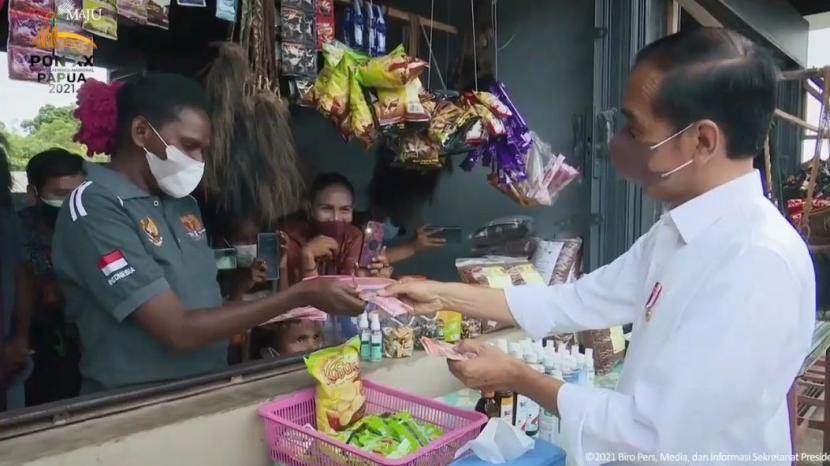 Jokowi berbelanja di Pasar Sota Merauke saat berkunjung ke Papua.