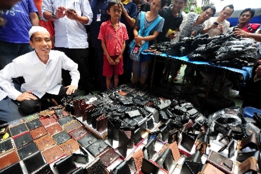 Jokowi berbincang dengan pedagang kali lima seusai menunaikan ibadah shalat Jumat di Masjid Agung Sunda Kelapa, Jakarta Pusat, Jumat (6/4).