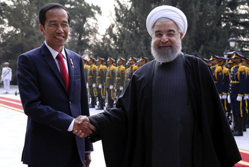 Jokowi berjabat tangan dengan Presiden Iran Hassan Rouhani di Teheran, Iran.