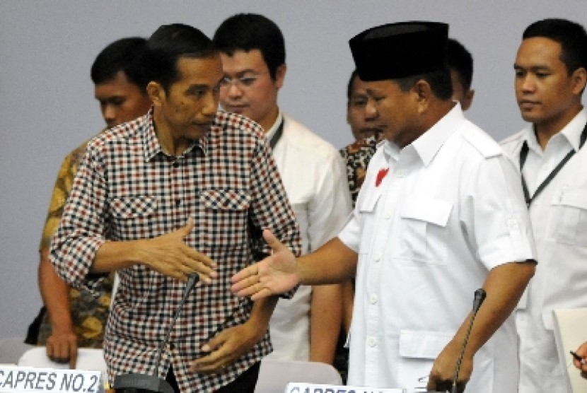 Jokowi bersalaman dengan Prabowo.