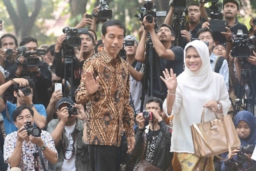  Jokowi bersama istri, Iriana tiba di TPS 18 untuk menggunakan hak suaranya di Kecamatan Menteng, Jakarta Pusat, Rabu (9/7).