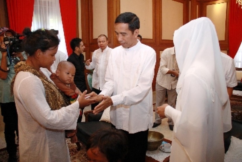  Jokowi bersama istri Iriana Widodo menyalami warga saat open house di rumah dinas, Jakarta Pusat, (ilustrasi).