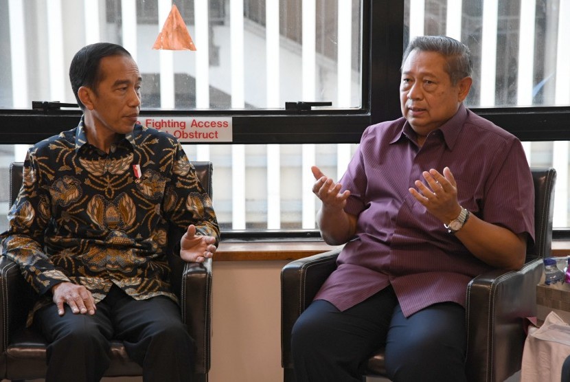 Jokowi Bertemu SBY: Presiden Joko Widodo (kiri) berbincang dengan Presiden ke-6 Susilo Bambang Yudhoyono saat menjenguk Ibu Ani Yudhoyono di National University Singapore, Singapura, Kamis (21/2/2019)