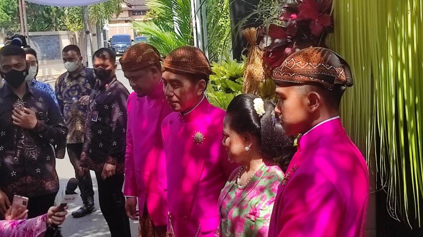 Presiden Jokowi bersama Ibu Negara Iriana Jokowi dan putra bungsunya, Kaesang Pangarep, saat rangkaian prosesi pernikahan Kaesang-Erina. 
