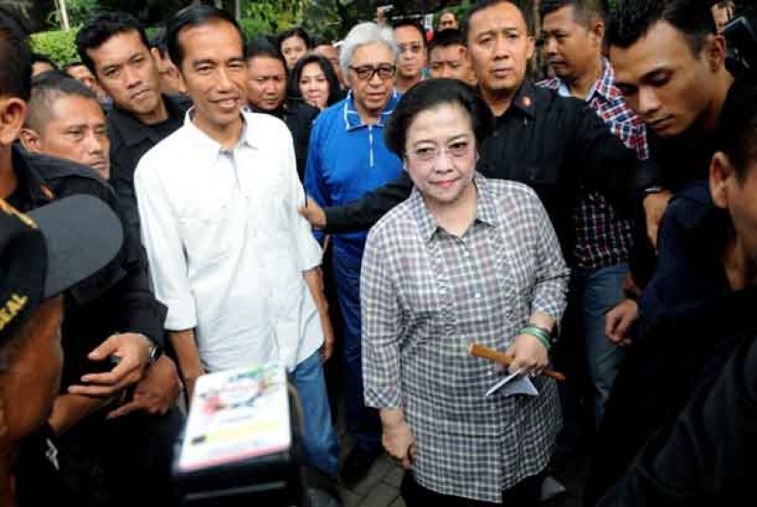 Jokowi dampingi Megawati di TPS 031 Kebagusan, Jakarta Selatan, Rabu (11/4). 
