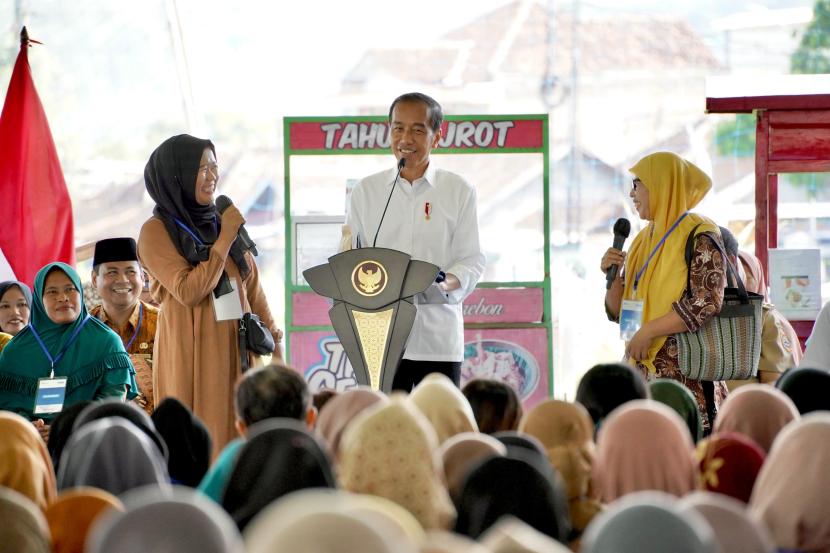 Jokowi dan Ibu Negara kali ini menyapa 5.000 nasabah PNM Mekaar dari Kabupaten Wonogiri di Stadion Krisak Singodutan, (ilustrasi)