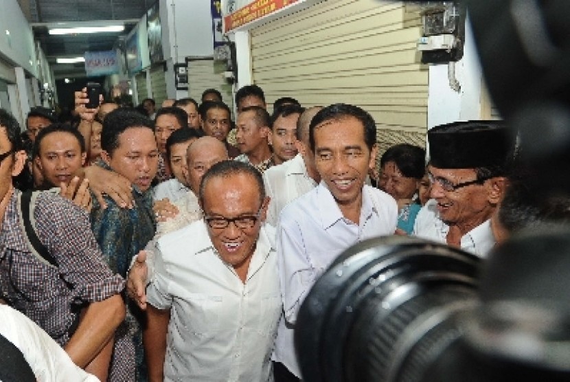 Jokowi dan Ketua Umum Partai Golkar Aburizal Bakrie saat mengunjungi pasar Gembrong di Cempaka Putih, Jakarta, Selasa (13/5).