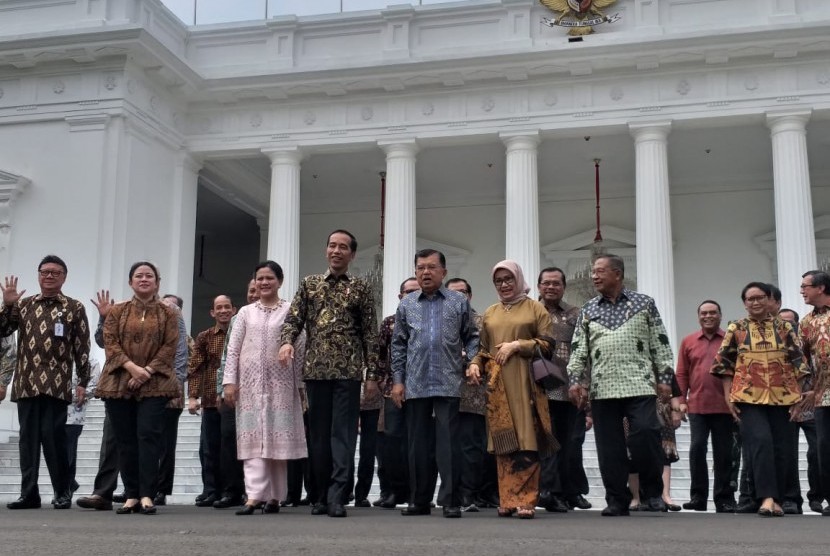 Jokowi dan para menteri kabinet kerja saat sesi foto resmi terakhir.