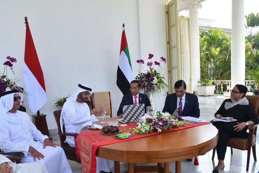 Jokowi dan Putra Mahkota Emirate Abu Dhabi Syekh Zayed bin Sulthan an-Nanyan  bercengkrama di istana bogor