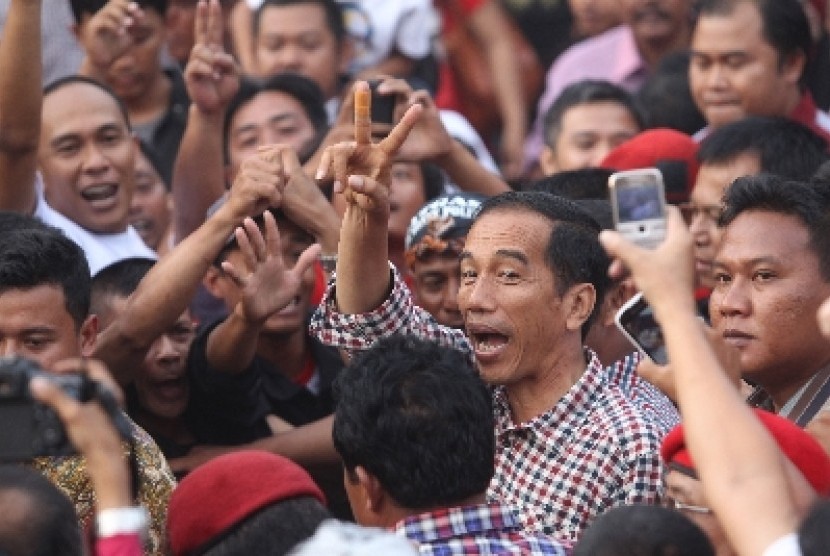 Jokowi di tengah pendukungnya di Solos pada 14 Juni.