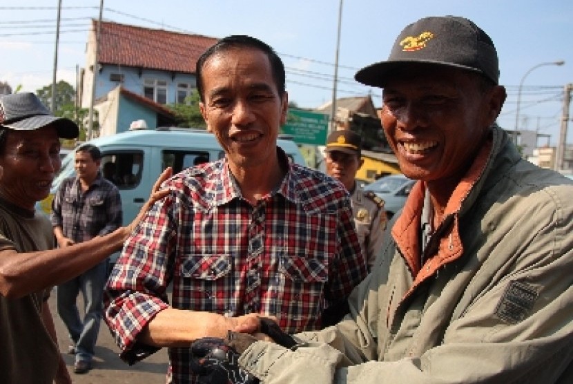 Jokowi di Terminal Kampung Melayu, Jakarta Timur, Sabtu (14/4).