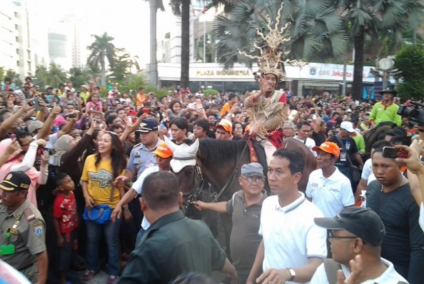 Jokowi diarak masyarakat di jakarnaval