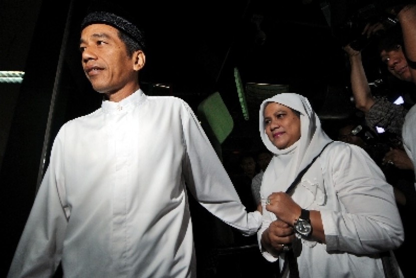  Jokowi didampingi istrinya, Iriana Widodo di Bandara Soekarno Hatta, Tangerang, Ahad (6/7). Keduanya bersiap menuju Arab Saudi untuk menunaikan Umrah.