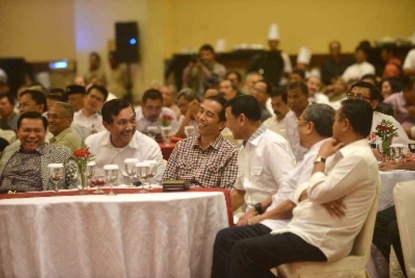 Jokowi didampingi Jenderal (Purn) AM Hendropriyono, Jenderal (Purn) Luhut Pandjaitan (kedua kiri), dan Jenderal (Purn) Wiranto di Jakarta, Selasa (3/6).