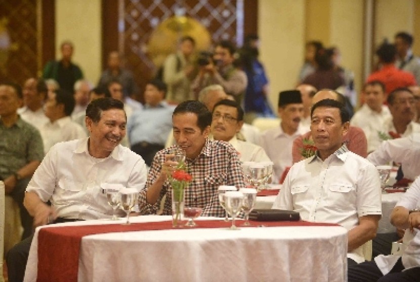 Jokowi didampingi Jenderal (Purn) Luhut Pandjaitan dan Jenderal Purn Wiranto (kanan) saat acara silaturahim keluarga besar purnawirawan TNI/Polri di Jakarta, Selasa (3/6).
