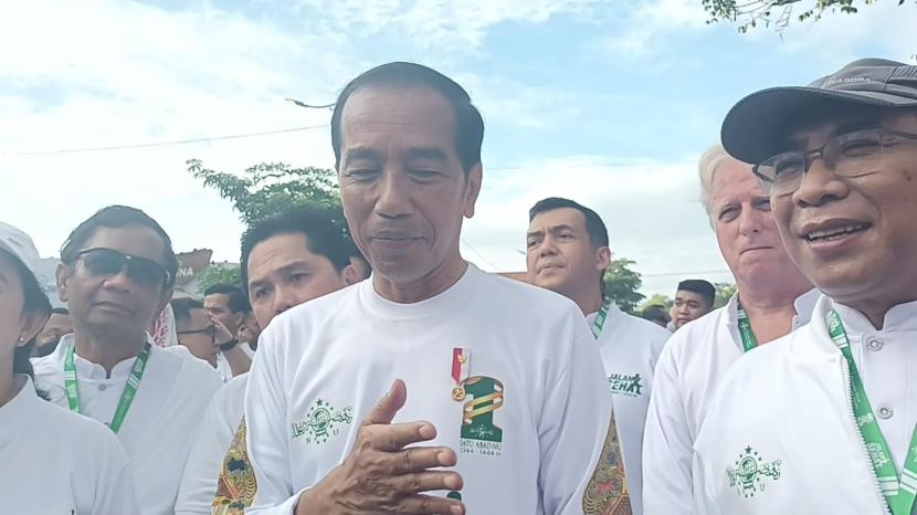 Jokowi ditemui usai jalan sehat NU dalam rangka satu abad di Puro Mangkunegaran, Ahad (22/1/2023).