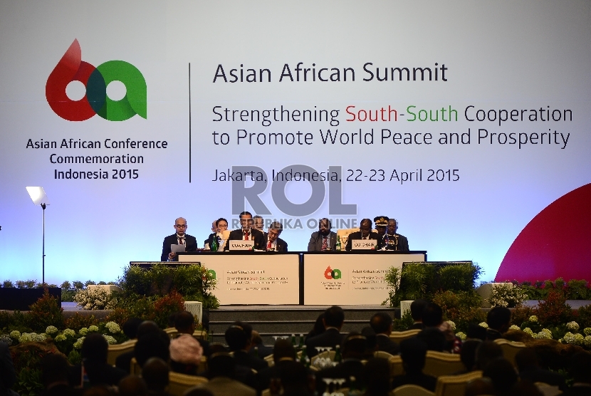  Jokowi Dodo bersama Presiden Zimbabwe, Robert Mugabe menjadi pemimpin sidang leader summit yang merupakan puncak rangkaian peringatan 60 tahun Konferensi Tingkat Tinggi Asia Afrika di Jcc, Jakarta, Rabu (22/4).(Republika/Raisan Al Farisi)