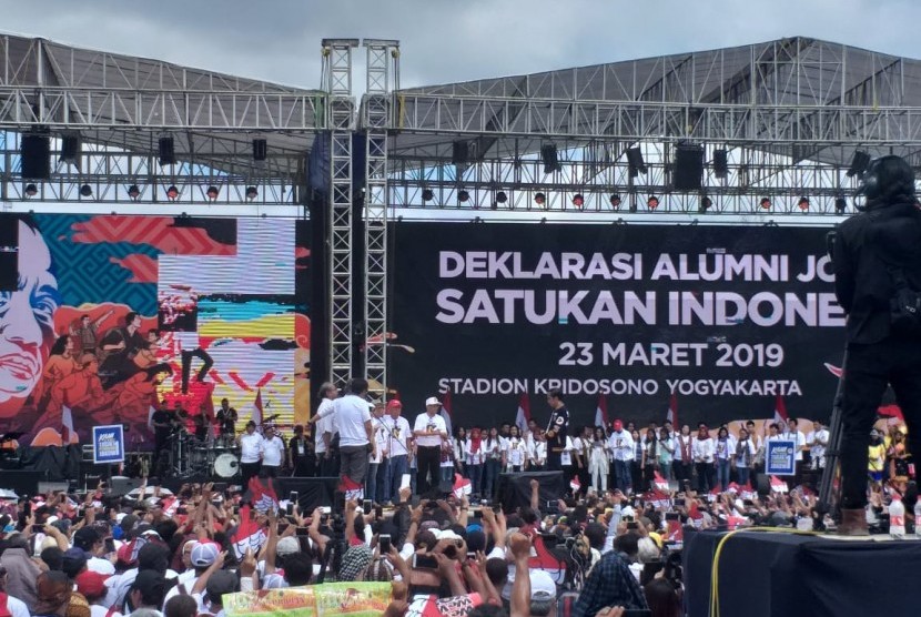 Jokowi hadiri deklarasi alumni Jogja satukan Indonesia di Stadion Kridosono, Sabtu (23/3). 