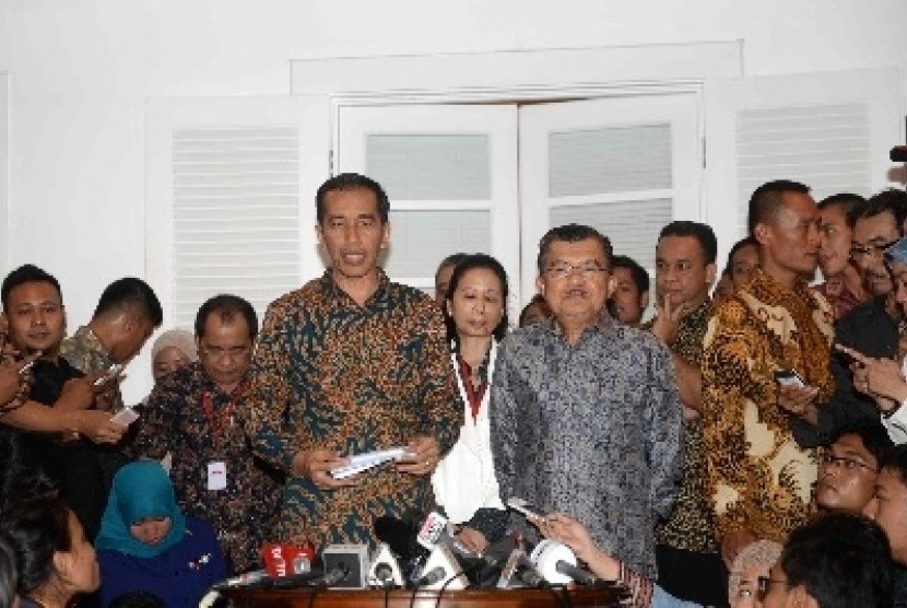 Jokowi (left) and Jusuf Kalla announce on Monday night that the next cabinet will have 34 ministries. 