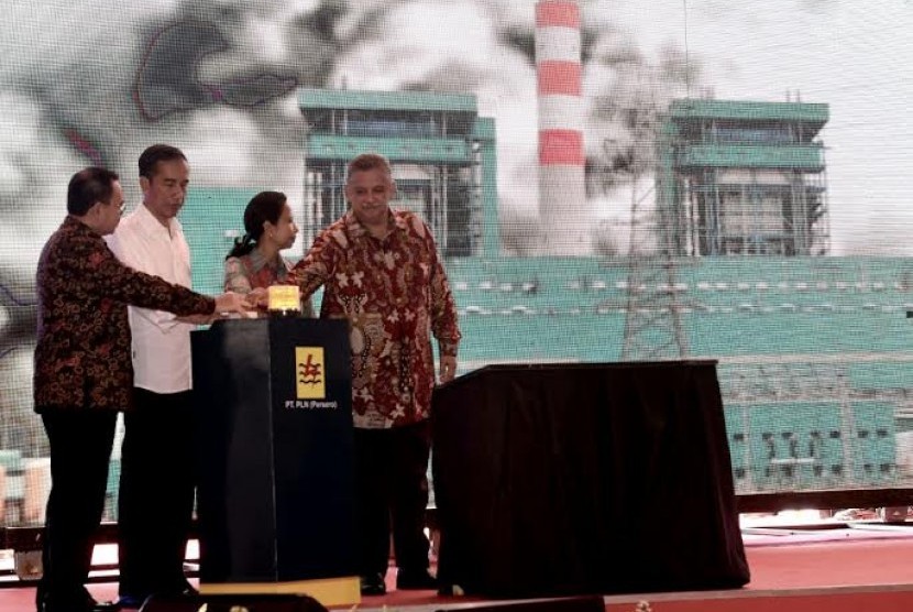 Jokowi melakukan ground breaking PLTU Lontar.