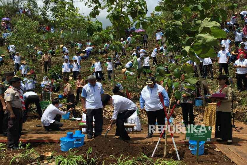 Jokowi melakukan penanaman pohon dalam Hari Menanam Pohon Indonesia (Ilustrasi)