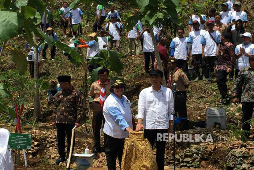 Presiden Jokowi melakukan penanaman pohon dalam Hari Menanam Pohon Indonesia (HMPI) dan Bulan Menanam Nasional (BMN) 2017. HMPI dan BMN tahun ini dipusatkan di Desa Karangasem, Kecamatan Ponjong, Kabupaten Gunung Kidul DIY, Sabtu, (9/12).