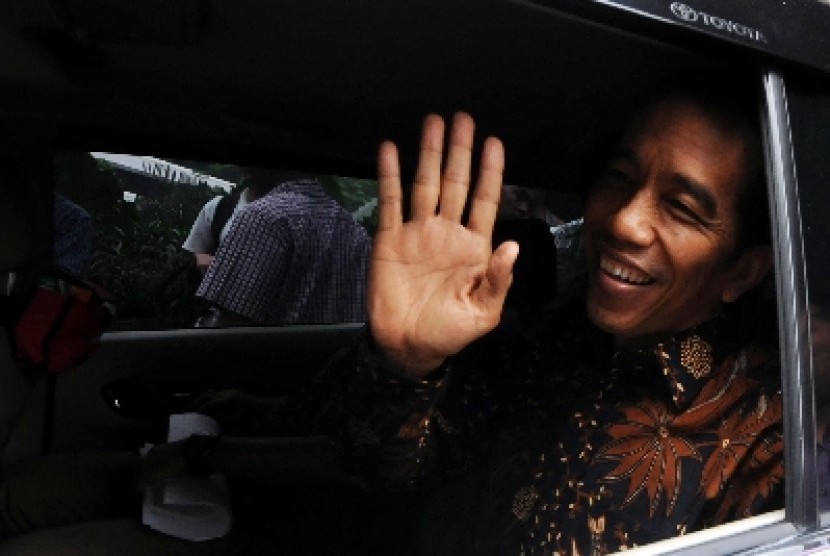 Jokowi melambaikan tangan usai memberikan keterangan pers di gedung KPK, Kuningan, Jakarta, Kamis (26/6). 