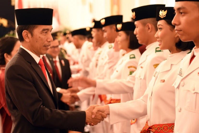 Jokowi melantik Paskibraka 2016