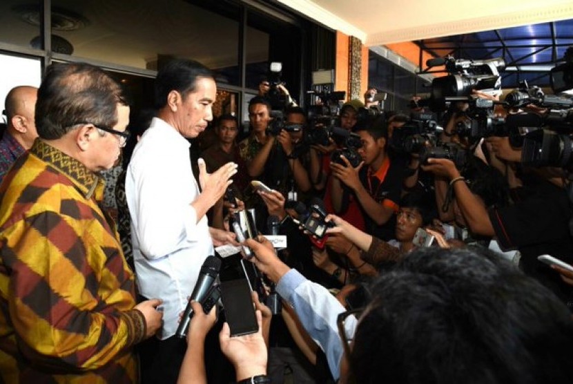 Jokowi memberikan keterangan pascaledakan di Sarinah, Kamis (14/1)