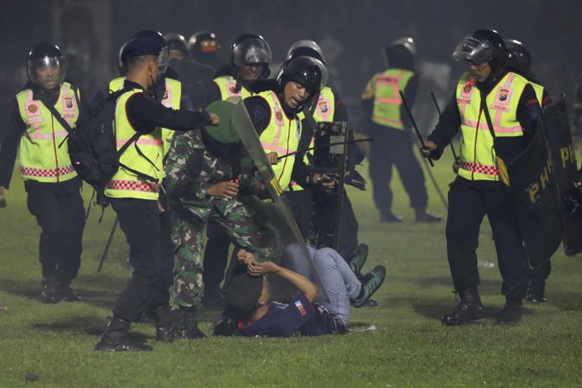 Jokowi memberikan perintah khusus kepada Kapolri untuk mengusut tuntas tragedi yang terjadi di Stadion Kanjuruhan, Malang, Jawa Timur.