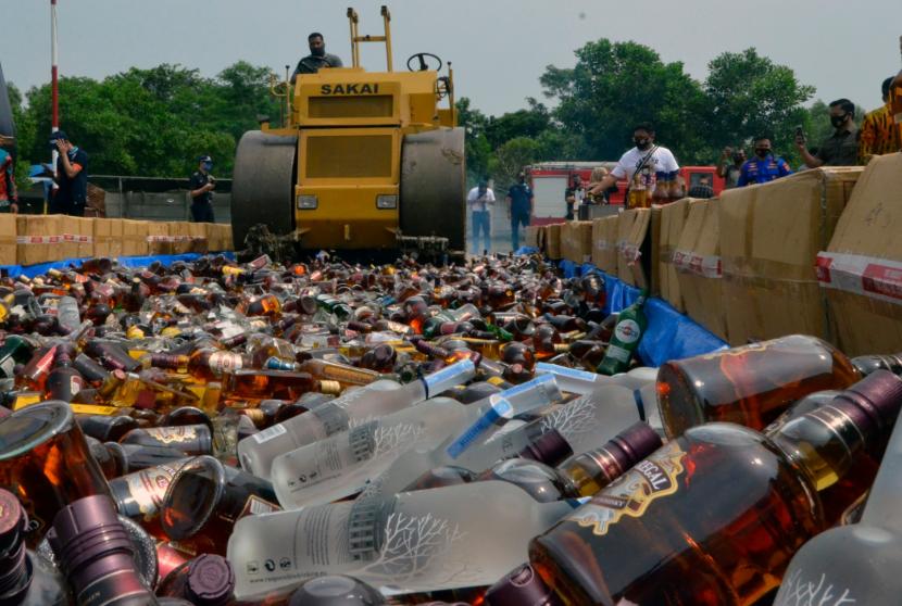 Operasi penyakit masyarakat (pekat) yang digelar Polresta Jambi melalui Tim Tekab Rangkayo Hitam menggerebek salah satu toko yang diduga menjual minuman keras ilegal di kawasan Pall 5, kemudian menemukan 197 botol minuman keras.