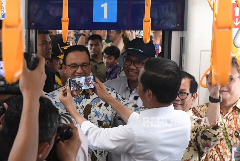 Jokowi tried the MRT. President Joko Widodo (right) accompanied by DKI Jakarta Governor Anies Baswedan (left) took a photo session while trying the MRT transportation mode from the HI-Lebak Bulus-HI Roundabout Station in Jakarta, Tuesday (3/19/2019).