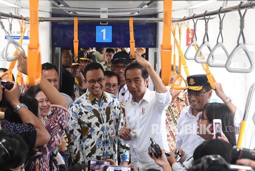 Jokowi mencoba MRT. Presiden Joko Widodo (kedua kanan) didampingi Gubernur DKI Jakarta Anies Baswedan (kedua kiri) Menko PMK Puan Maharani (kiri) dan Menteri Perhubungan Budi Karya Sumadi (kanan) mencoba moda transportasi MRT dari Stasiun Bundaran HI-Lebak Bulus-Bundaran HI di Jakarta, Selasa (19/3/2019).