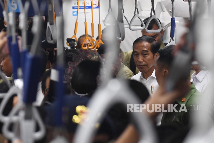 Jokowi mencoba MRT. Presiden Joko Widodo mencoba MRT mencoba moda transportasi MRT dari Stasiun Bundaran HI-Lebak Bulus di Jakarta, Selasa (19/3/2019).