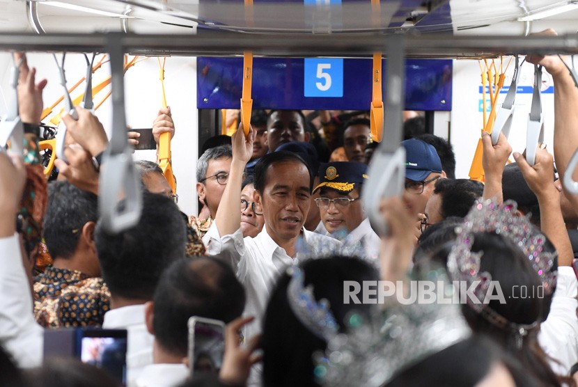 Jokowi mencoba MRT. Presiden Joko Widodo mencoba MRT mencoba moda transportasi MRT dari Stasiun Bundaran HI-Lebak Bulus di Jakarta, Selasa (19/3/2019). 