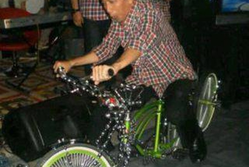 Jokowi mencoba sepeda lowrider.