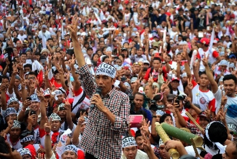  Jokowi mengukuhkan ribuan satgas relawan Jokowi-JK anti kecurangan dan politik uang di Parkir Timur Senayan, Jakarta, Kamis (26/6).