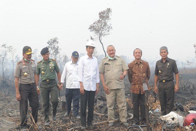 Jokowi meninjau lokasi kebakaran di Sumsel.