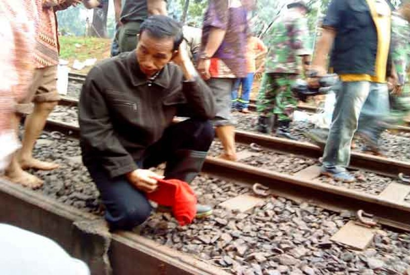 Jokowi meninjau tanggul yang jebol di Banjir Kanal barat