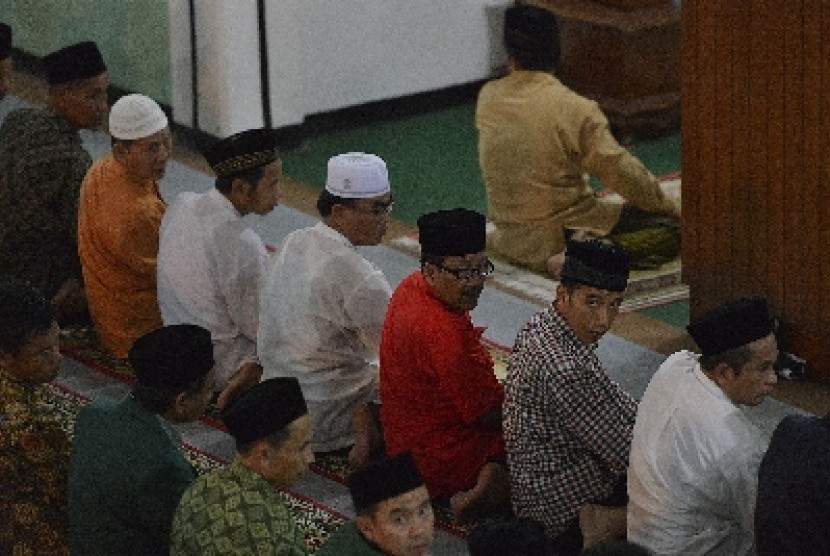  Jokowi menunaikan shalat Tarawih di Masjid An-Najaah, kompleks Pondok Pesantren Al-Khairiyah, Cilegon, Banten, Selasa (1/7) malam.
