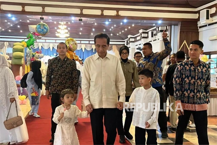 Jokowi menuntun dua cucunya yang merupakan putra putri Gibran Rakabuming Raka di acara akikah di Kota Solo, Jawa Tengah, Rabu (25/12/2024).