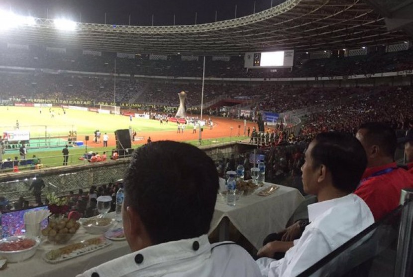 Jokowi menyaksikan final piala jenderal sudirman di GBK pada Ahad (24/1)