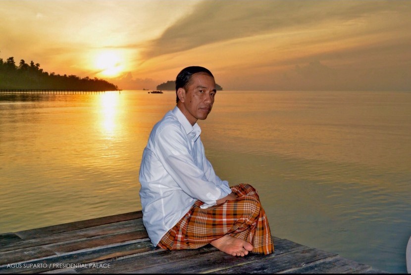 Wacana jabatan presiden tiga periode bergulir. Foto: Presiden Jokowi menyaksikan matahari terbit pertama 2016 di Pantai Waiwo, Rajaampat, Papua.