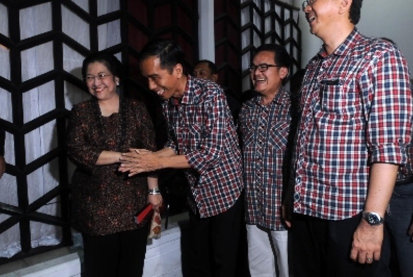 Presiden ke-5 RI Megawati Soekarnoputri mendapat salaman dari Presiden ke-7 RI Joko Widodo (Jokowi).