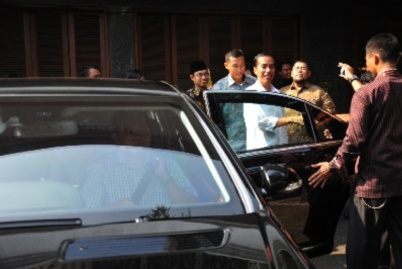 Jokowi mulai beraktivitas menggunakan mobil dinas barunya dan pengawalan Paspampres di kawasan Menteng, Sabtu (23/8). 