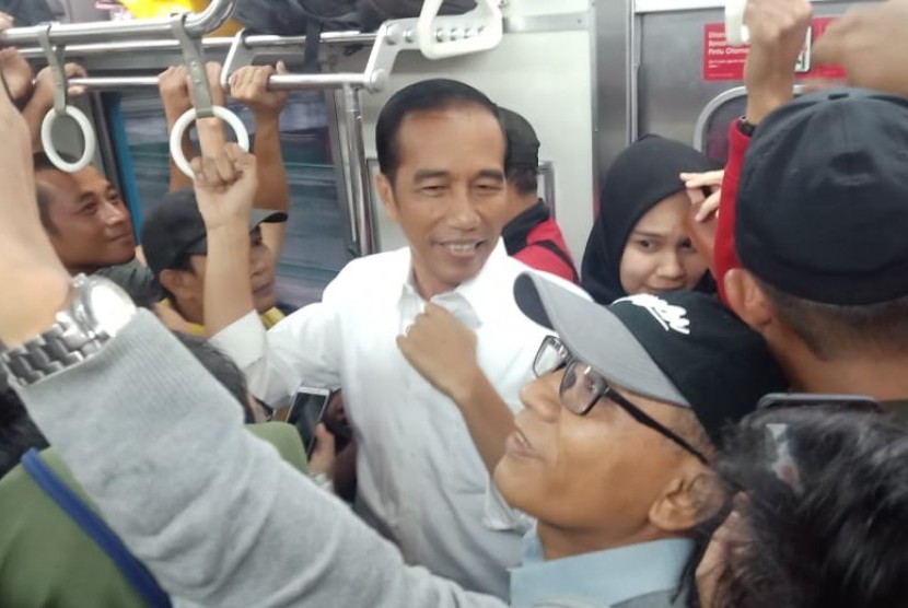 Jokowi Naik KRL. Presiden Jokowi pulang ke Istana Bogor menggunakan KRL, Rabu (6/3).