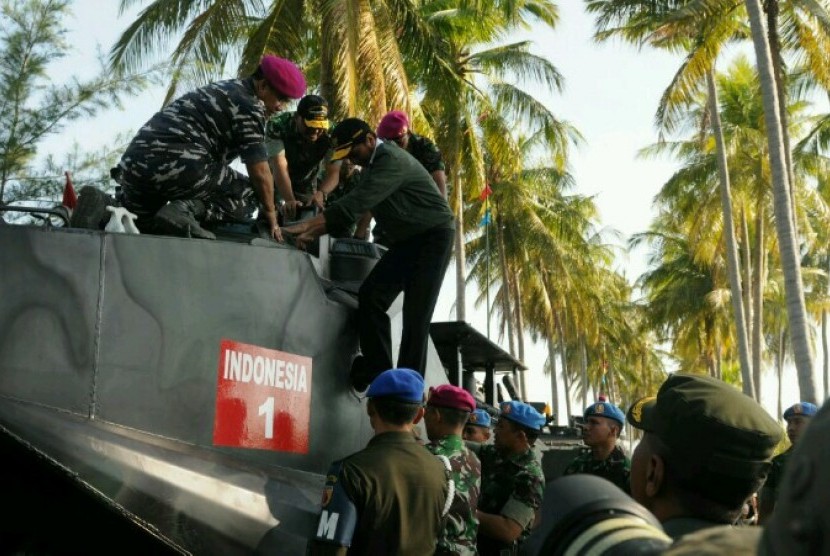 Jokowi naik tank 