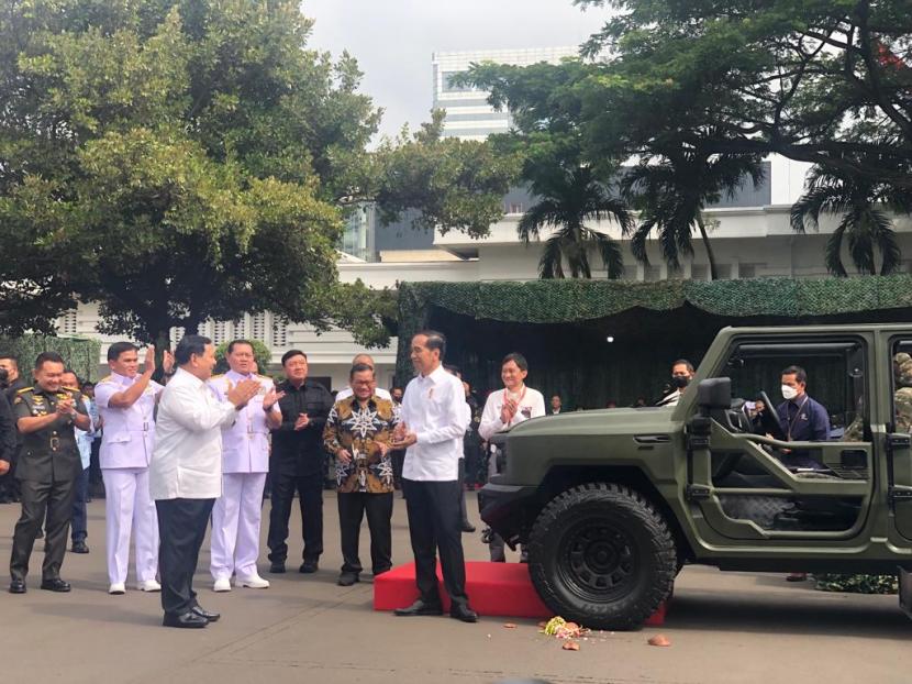 Jokowi namai kendaraan taktis buatan Pindad, Maung, di Kemhan, Jakarta, Rabu (18/1/23).